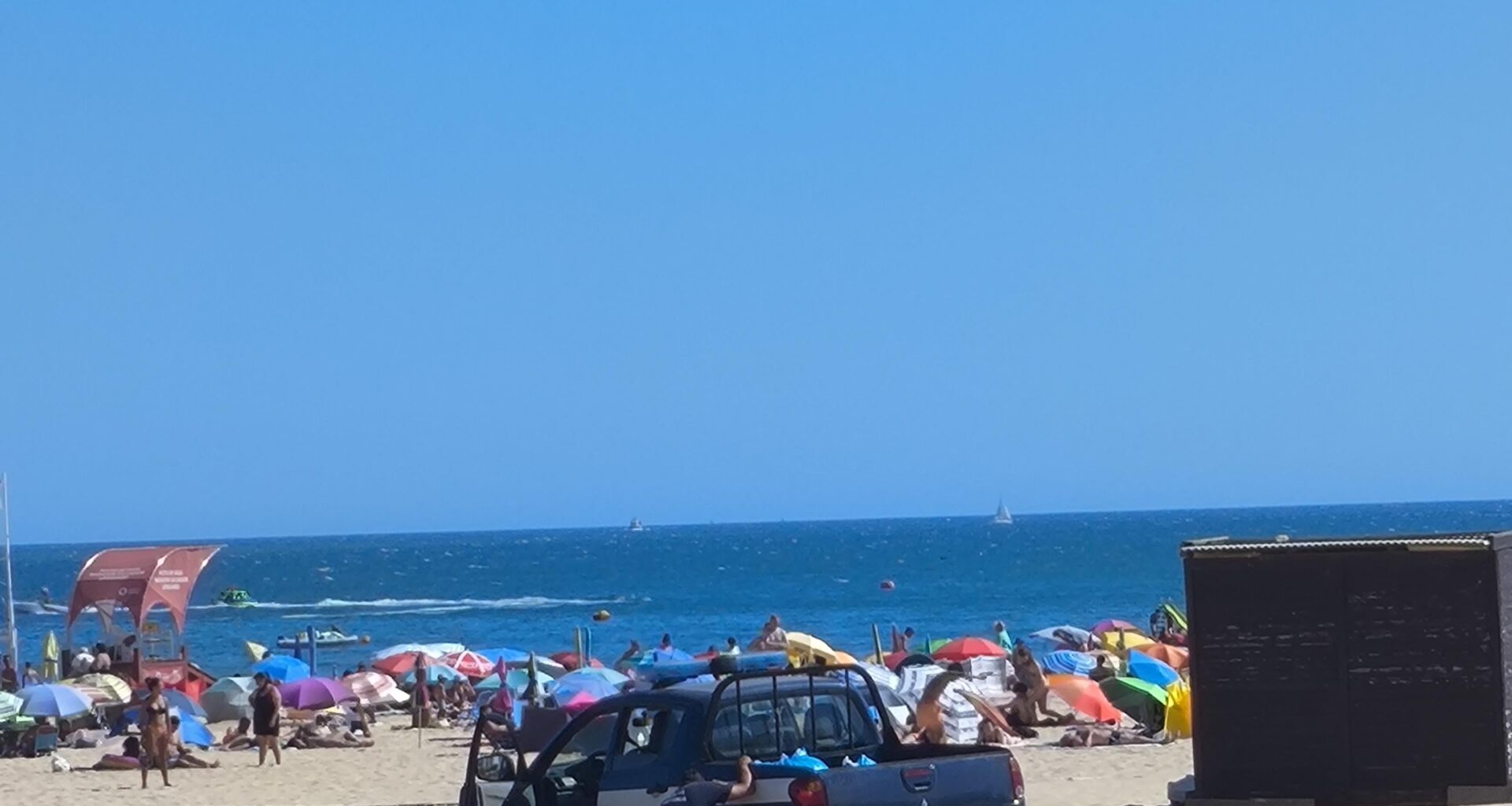 Quantos agentes são precisos para tirar um carro da areia?