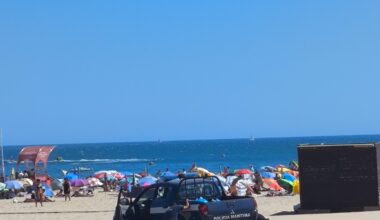 Quantos agentes são precisos para tirar um carro da areia?