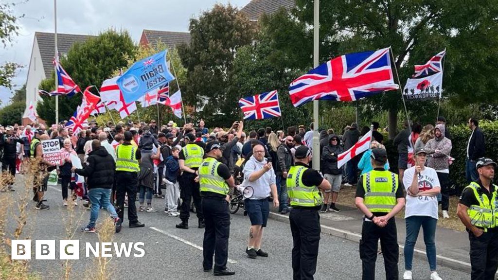 Demo and counter-demo meet outside migrant hotel in Gloucester