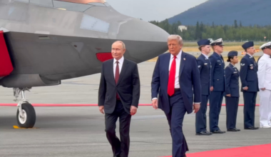 B2 and 4 F35s flyover as Trump and Putin meet on tarmac