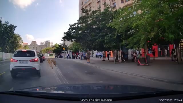 Sofer in Bucuresti, la un pas sa loveasca mai multi pietoni care treceau pe rosu. Voi cum vedeti chestia asta, sincer ?!?