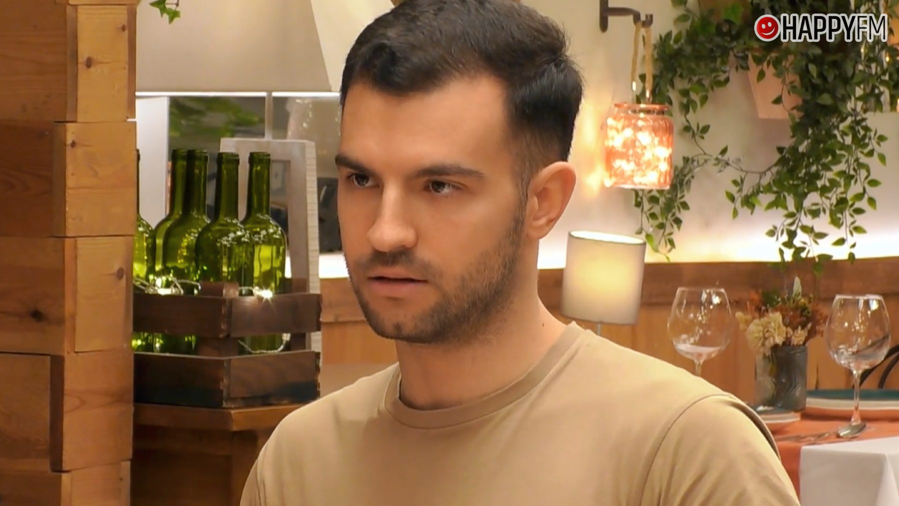Un soltero de First Dates rechaza a su cita por llevar la pulsera de España: su respuesta es demoledora