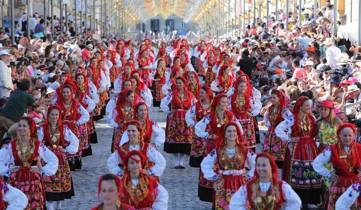 Romaria em Portugal reúne trajes e joias que somam mais de meio bilhão de reais; assista ao desfile