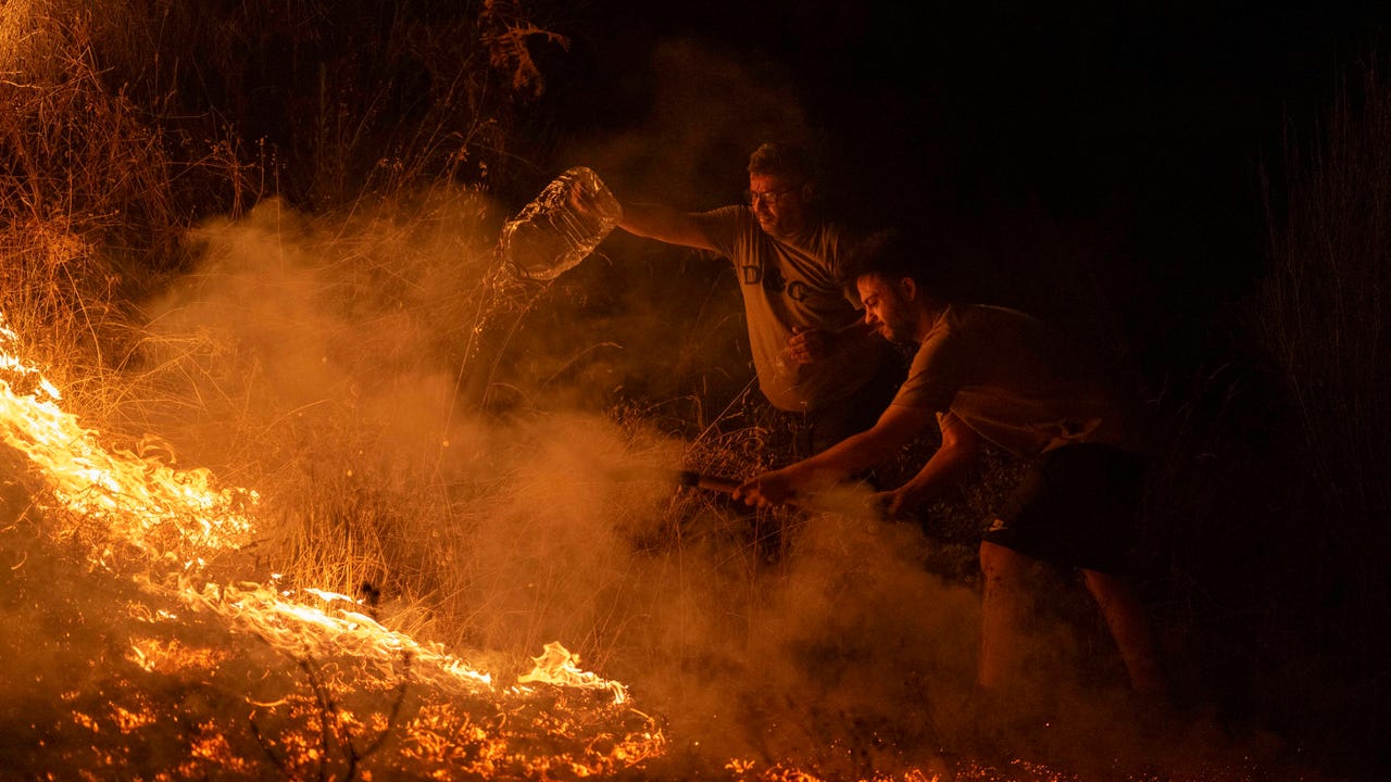 En directo. Los incendios activos en España: última hora de cómo avanzan las llamas en Galicia, Castilla y León, Picos de Europa...