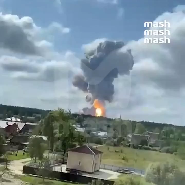 Russian civilians are filming the gunpowder plant "Elastik" exploding in the Ryazan region of Russia after it was hit by Ukrainian UAVs.