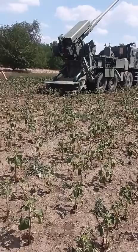Ukrainian homemade Bohdana SPH shown firing