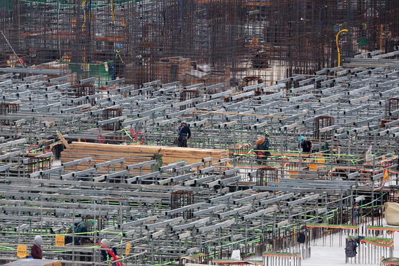 Workers are seen at a construction site of an apartment complex in Seoul on Aug. 11. [YONHAP]