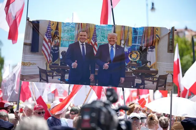Ludzie gromadzą się przed Sądem Najwyższym w Warszawie, 1 lipca 2025 roku.