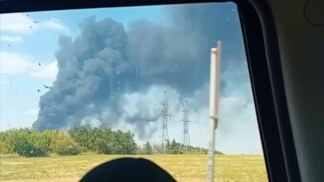 The Novoshakhtinsky refinery is 36 hours after the attack, and the fire continues to destroy the tanks