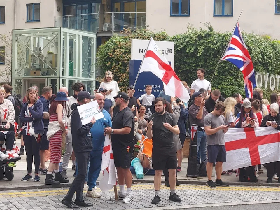 Protesters outside the Britannia International Hotel in Canary Wharf (ES)
