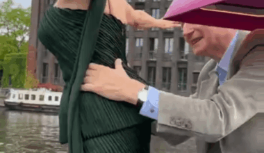 Pamela Anderson and Liam Neeson recreate the iconic ‘Titanic’ scene