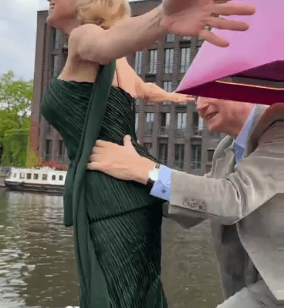 Pamela Anderson and Liam Neeson recreate the iconic ‘Titanic’ scene