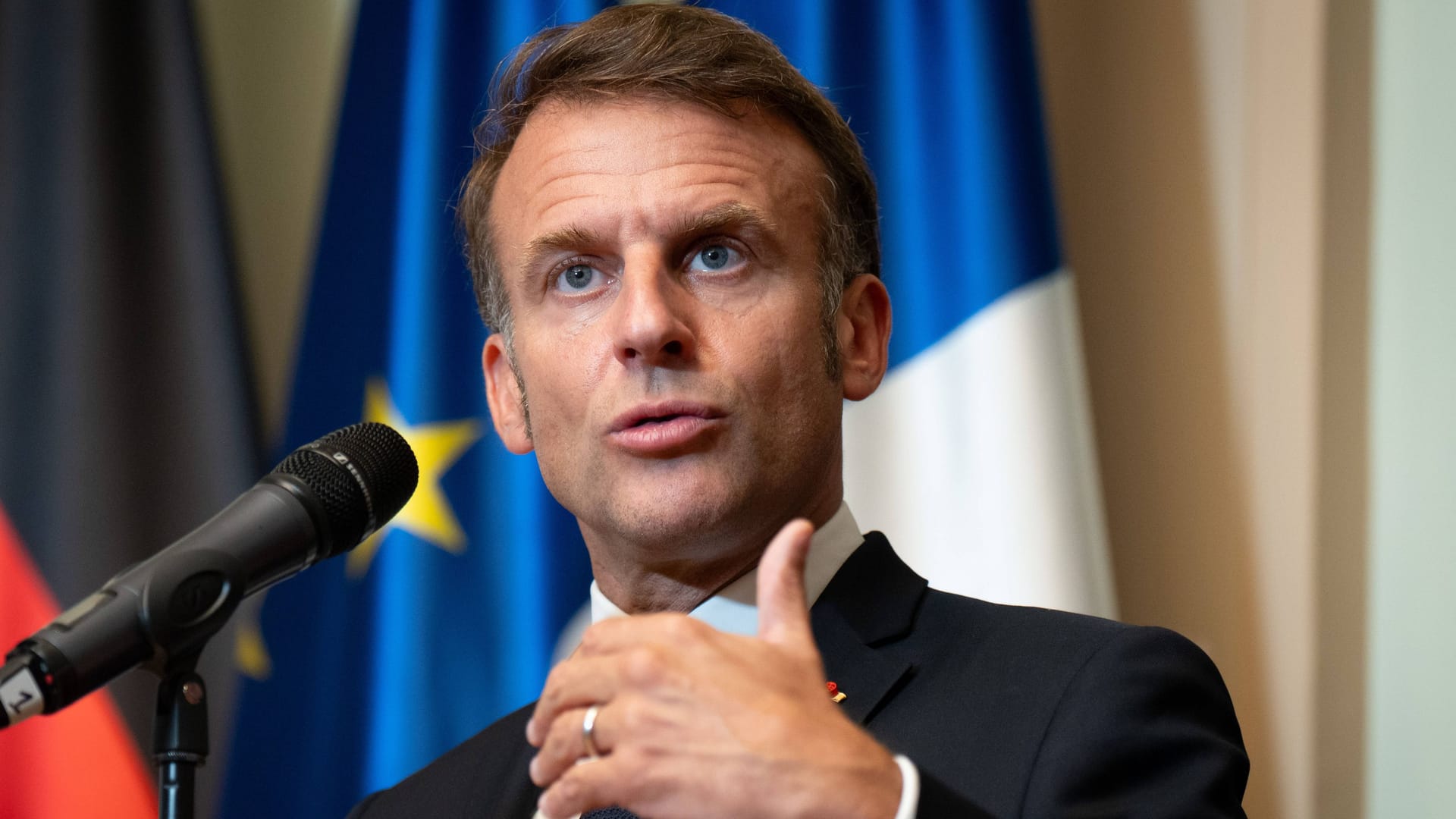 Emmanuel Macron bei einer Pressekonferenz (Archivbild): Der französische Präsident betont, dass man gegenüber Russland keine Schwäche zeigen dürfe. Emmanuel Macron bei einer Pressekonferenz (Archivbild): Der französische Präsident betont, dass man gegenüber Russland keine Schwäche zeigen dürfe.