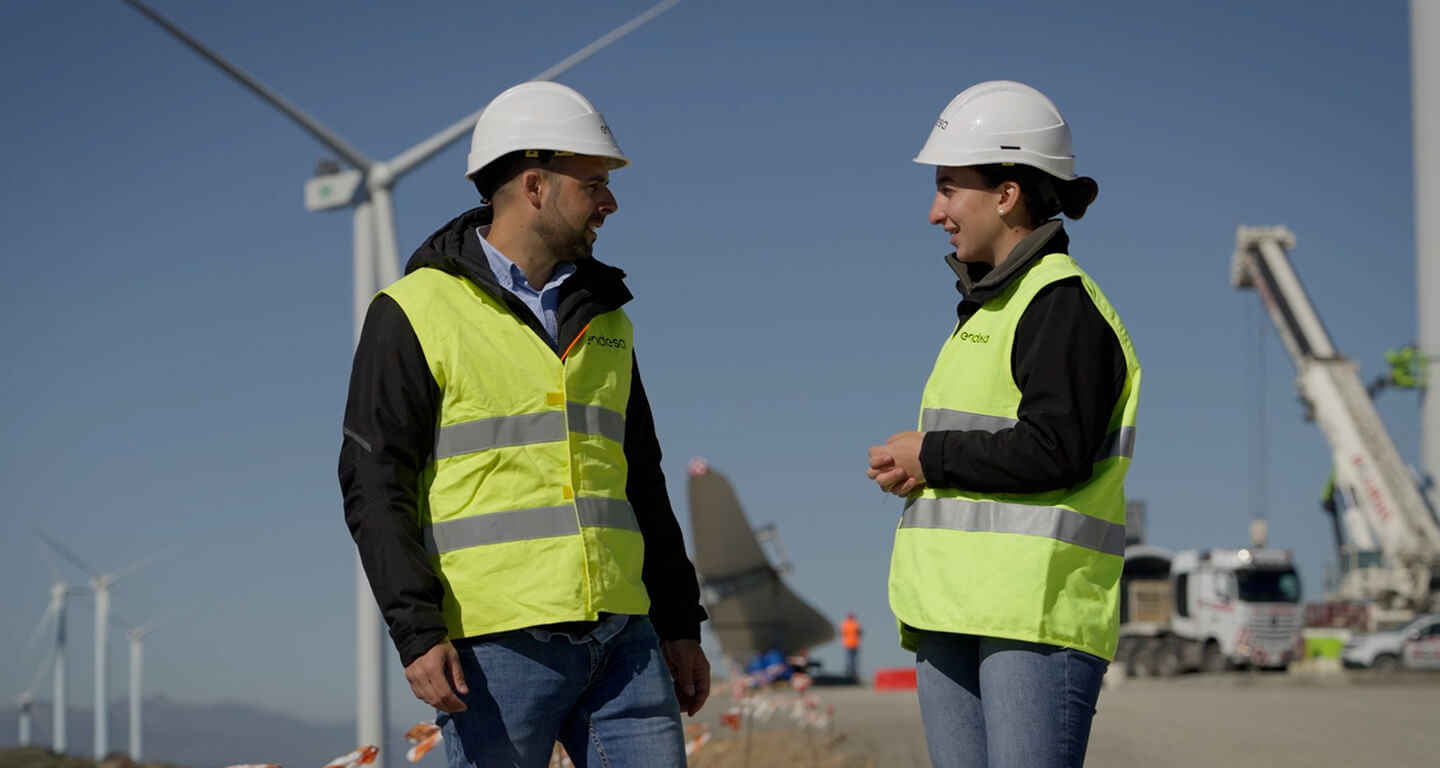Pilar visitó Aldeavieja (Ávila) para vivir de cerca todo el proceso de repotenciación junto a Miguel Ángel Juárez, responsable de construcción de la repotenciación del parque