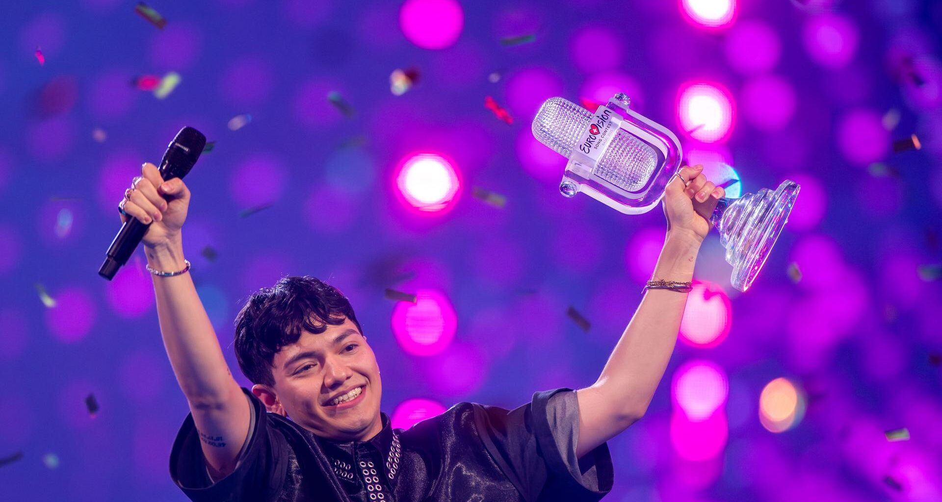 JJ aus Österreich, Gewinner des Eurovision Song Contest, hällt die Trophäe in der Hand und jubelt.