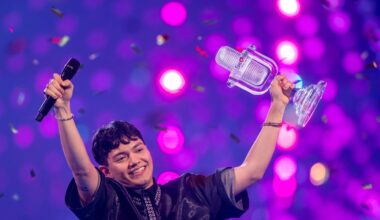 JJ aus Österreich, Gewinner des Eurovision Song Contest, hällt die Trophäe in der Hand und jubelt.