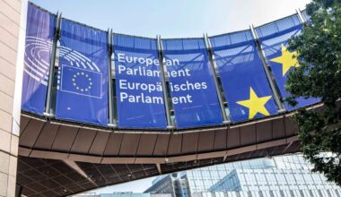 Vor dem Europäischen Parlament hängen blaue Transparente mit dem Namen und Logo des Parlaments.