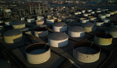 Oil Swings as Mixed Inventory Data Vies With Ukraine Peace Talks