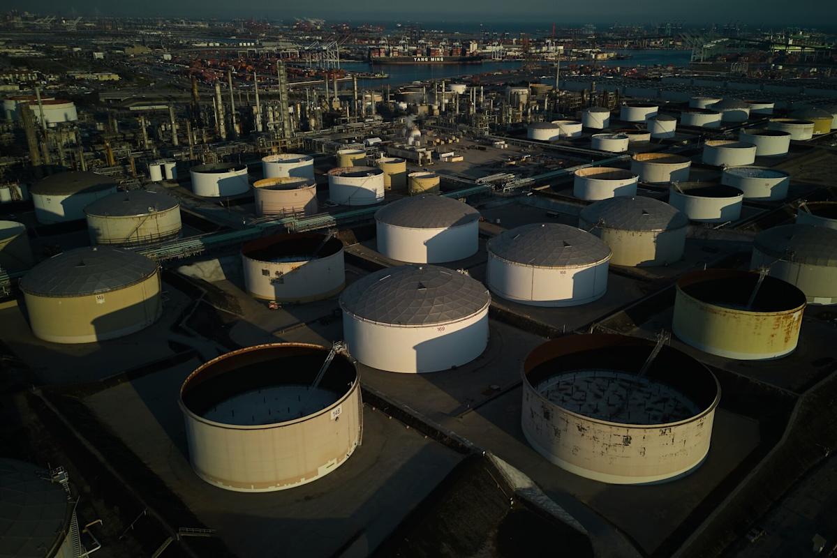 Oil Swings as Mixed Inventory Data Vies With Ukraine Peace Talks