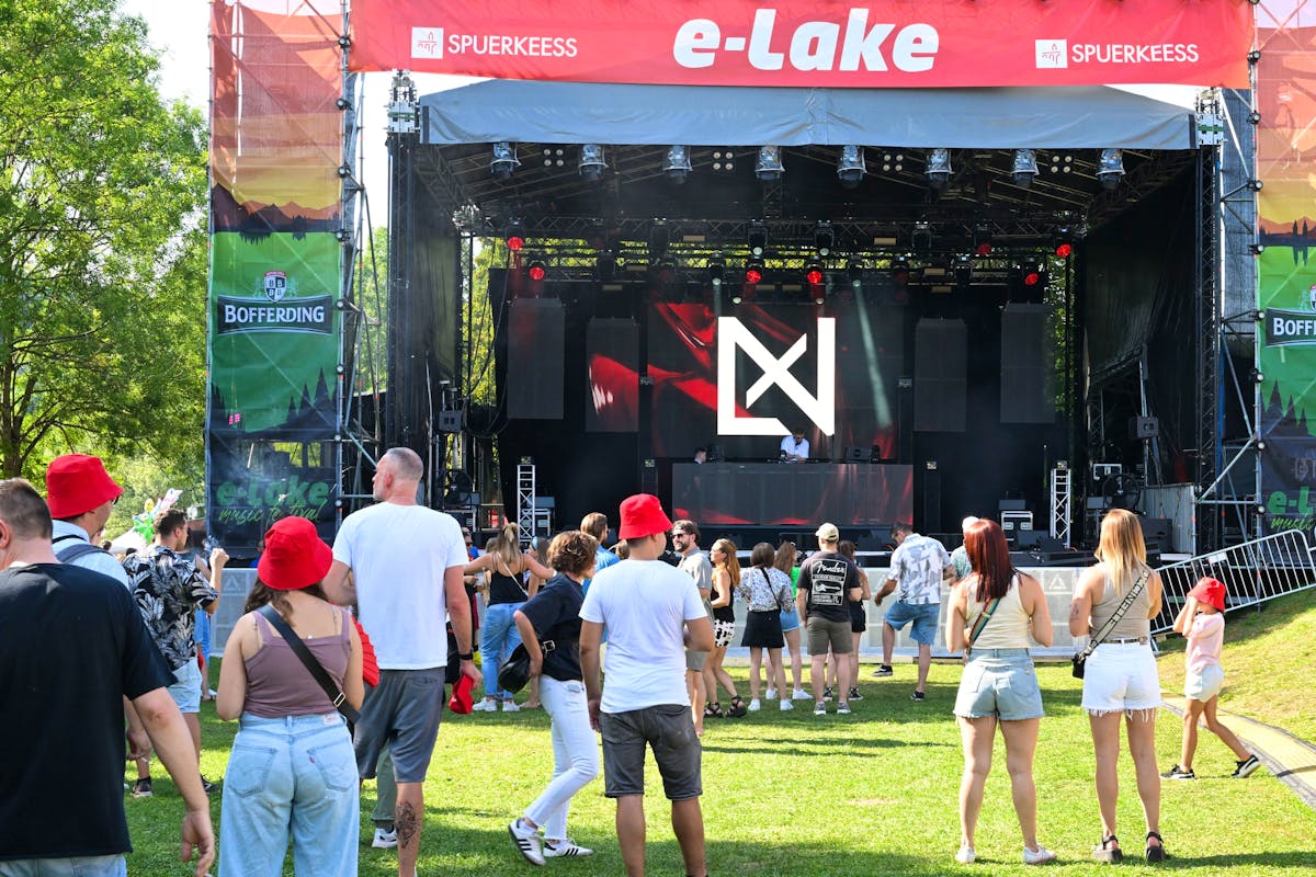 Die Besucher sind am zweiten Festivaltag bei bester Laune.