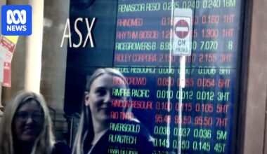 Live updates: Australian share market rises, Skycity in trading halt, Wall Street ends lower as investors sell tech