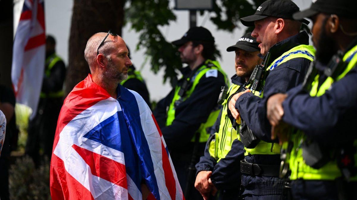 Voters' attitude towards migration harden - as more asylum hotels targeted