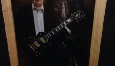 John Hume with a Les Paul Custom and King Billy looking on?!?!