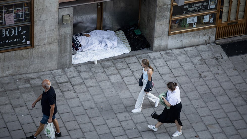 Den totala hemlösheten i Sverige i dag omfattar cirka 30 000 personer. Antalet vräkningar där barn är inblandade var under 2024 över 700. Det är en ökning med 58 procent sedan 2020, konstaterar Per Carlsson.