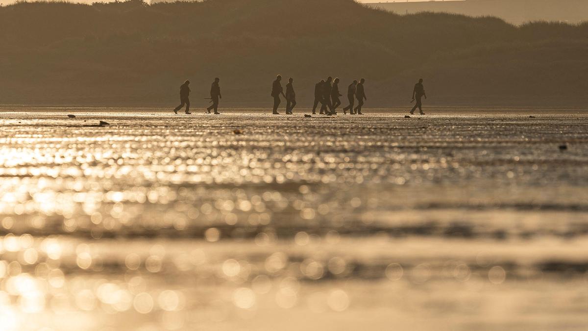 Drie kinderen meegesleurd door stroming in Noordzee: twee kinderen uit België gered, zoekactie naar derde gestaakt