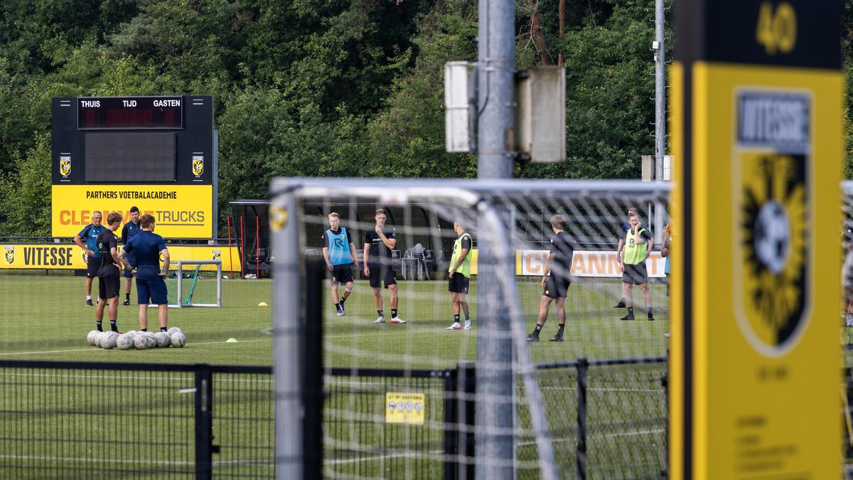Spelers van Vitesse in training.