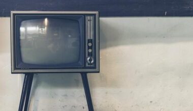 Coraz rzadziej oglądamy telewizję. Kto odchodzi od tego medium, a kto jest jego zwolennikiem?