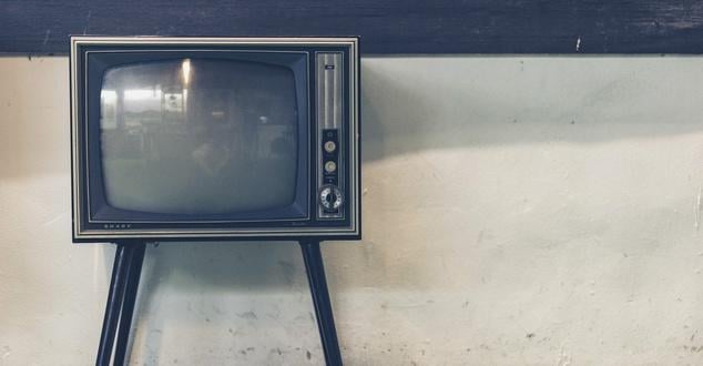 Coraz rzadziej oglądamy telewizję. Kto odchodzi od tego medium, a kto jest jego zwolennikiem?