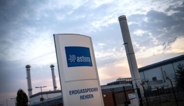 Schild mit der Aufschrift: "Astora. Erdgasspeicher Rehden", dahinter Industrieanlagen.