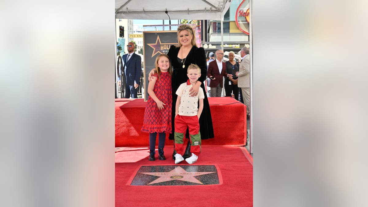 Kelly Clarkson un viņas bērni, River Rose Blackstock un Remington Alexander Blackstock, pozē Kelly Clarkson zvaigžņu ceremonijas laikā Holivudas slavas pastaigā 2022. gada 19. septembrī.