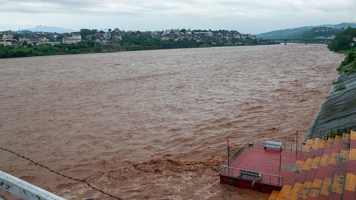 India Sends Urgent Flood Alerts to Pakistan as Tawi River Overflows
