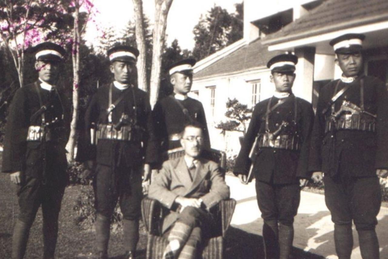 Prince Abdul Kerim Efendi with Japanese soldiers in Tokyo, Japan, 1933. (Photo via habervakti.com)