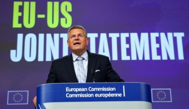 Dazi, firmato l’accordo USA-UE: 15% su molti settori ma non tutti, impegni dell’EU a comprare molti miliardi di energia, chip e armi