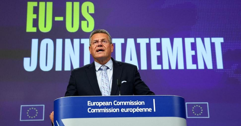 Dazi, firmato l’accordo USA-UE: 15% su molti settori ma non tutti, impegni dell’EU a comprare molti miliardi di energia, chip e armi