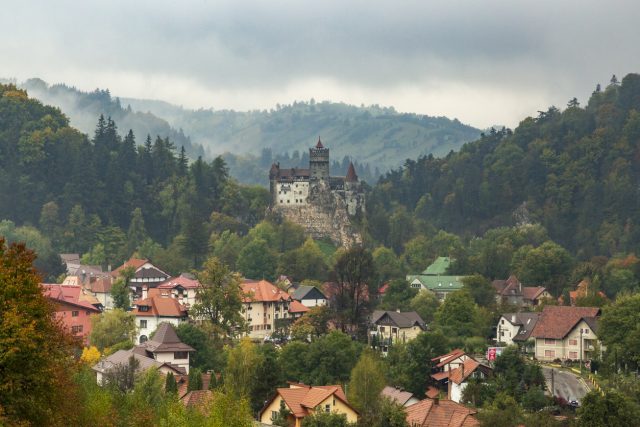 Image: Stoker Wines, a new premium label co-founded by Dacre Stoker, great-grand-nephew of Dracula author Bram Stoker, has launched in Romania’s Dealu Mare region. The brand blends Bram Stoker’s literary legacy with Romanian terroir, beginning with a 2018 Merlot and a 2023 rosé.