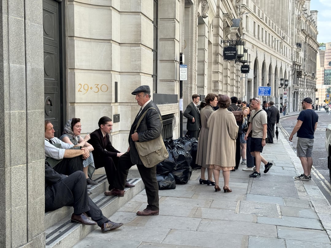Did you ever stroll through London and found yourself in the middle of a film set? (Didn’t find the production code)