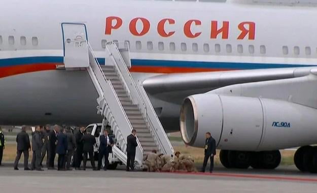 This is how you greet a war criminal: Your soldiers kneeling and placing a red carpet in front of his plane!