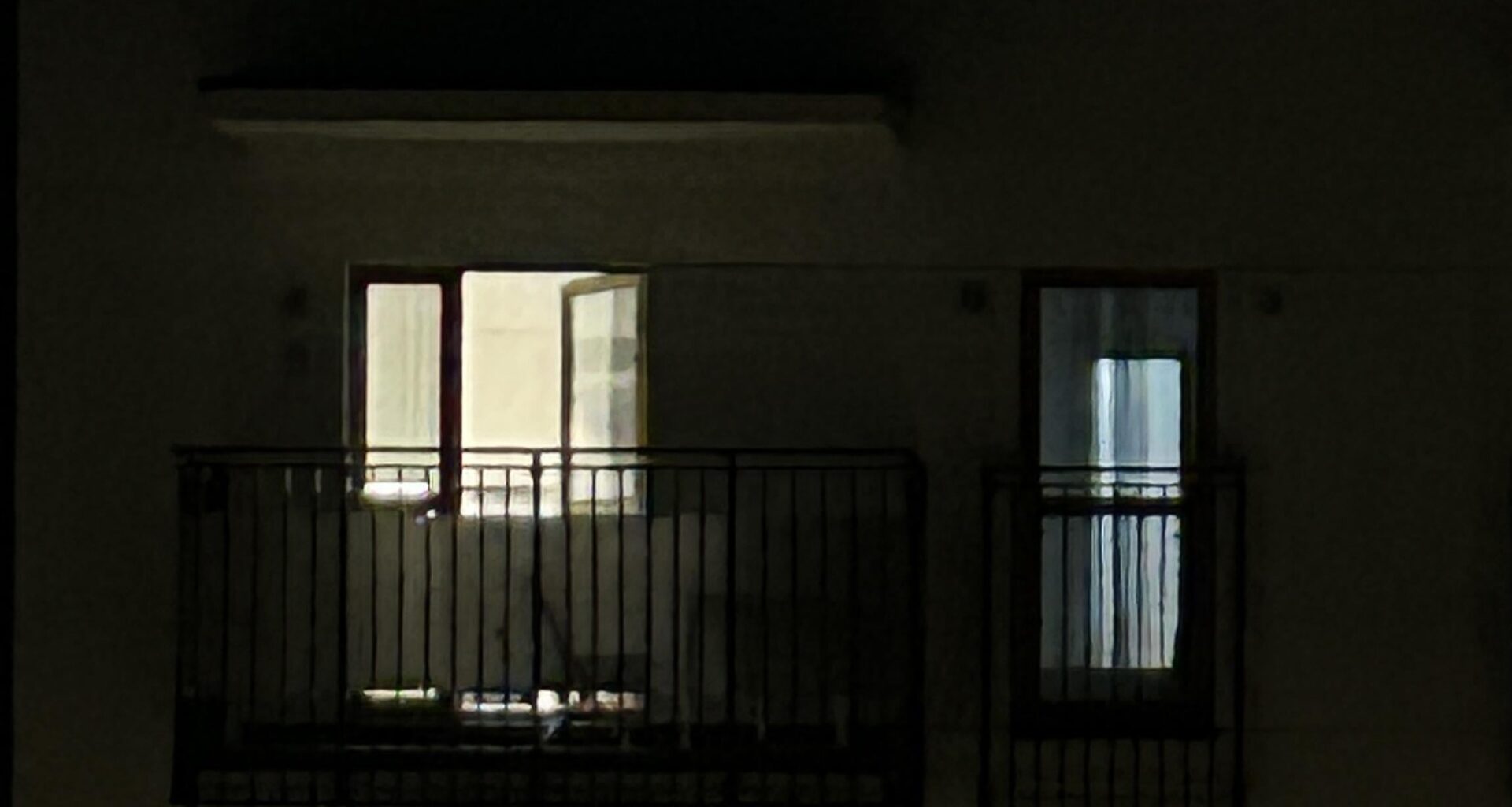 Światło u sąsiada i otwarty balkon od kilku dni - help