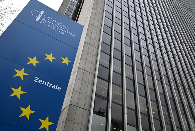 German economy treading water, Bundesbank reports