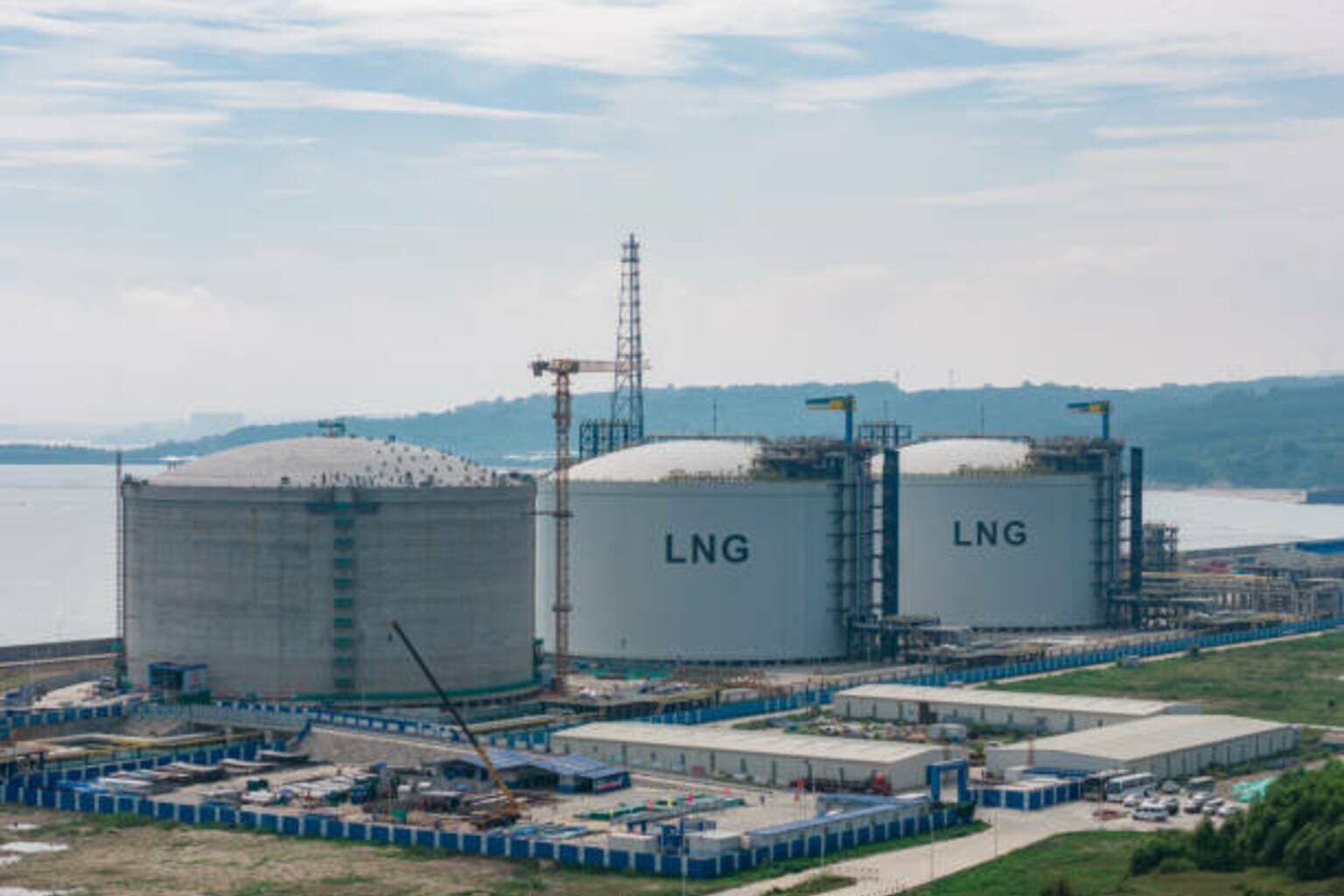 Large LNG storage tanks