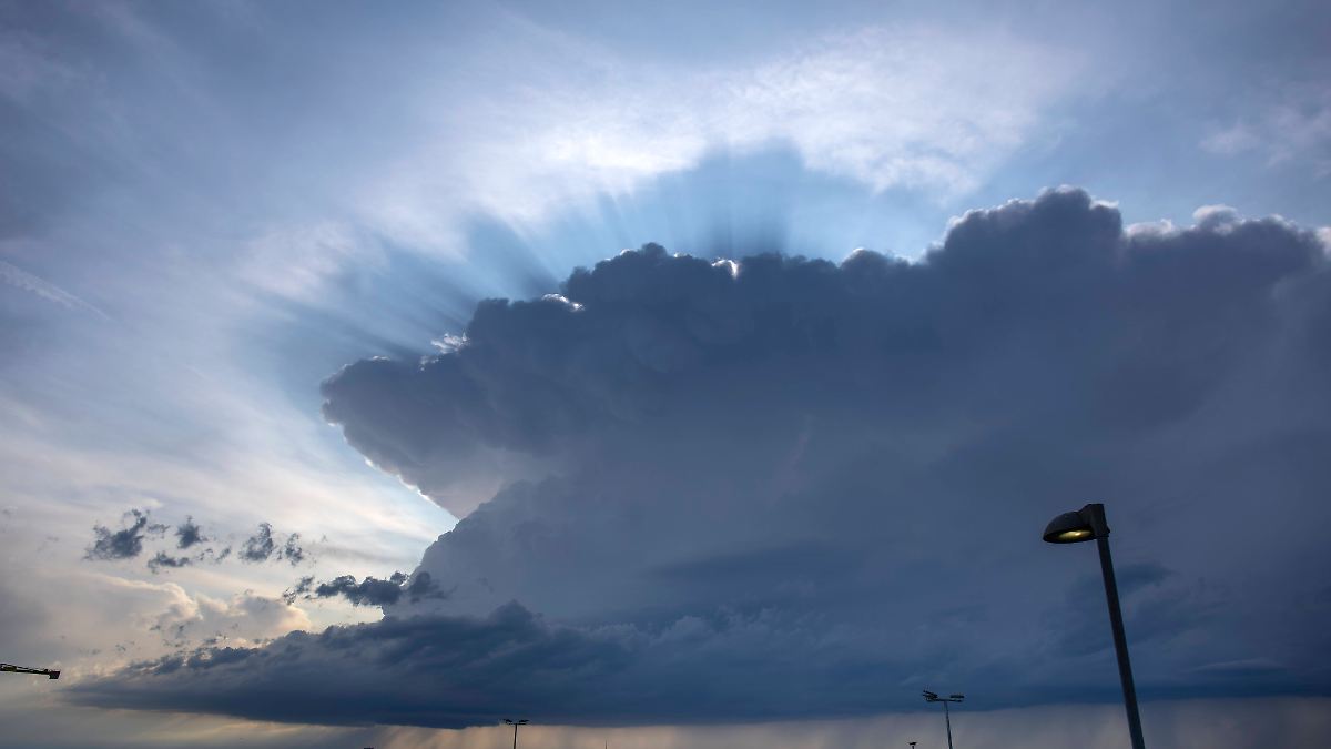 Starkregen, Hagel und Sturm: Wo es in Deutschland heute ungemütlich wird