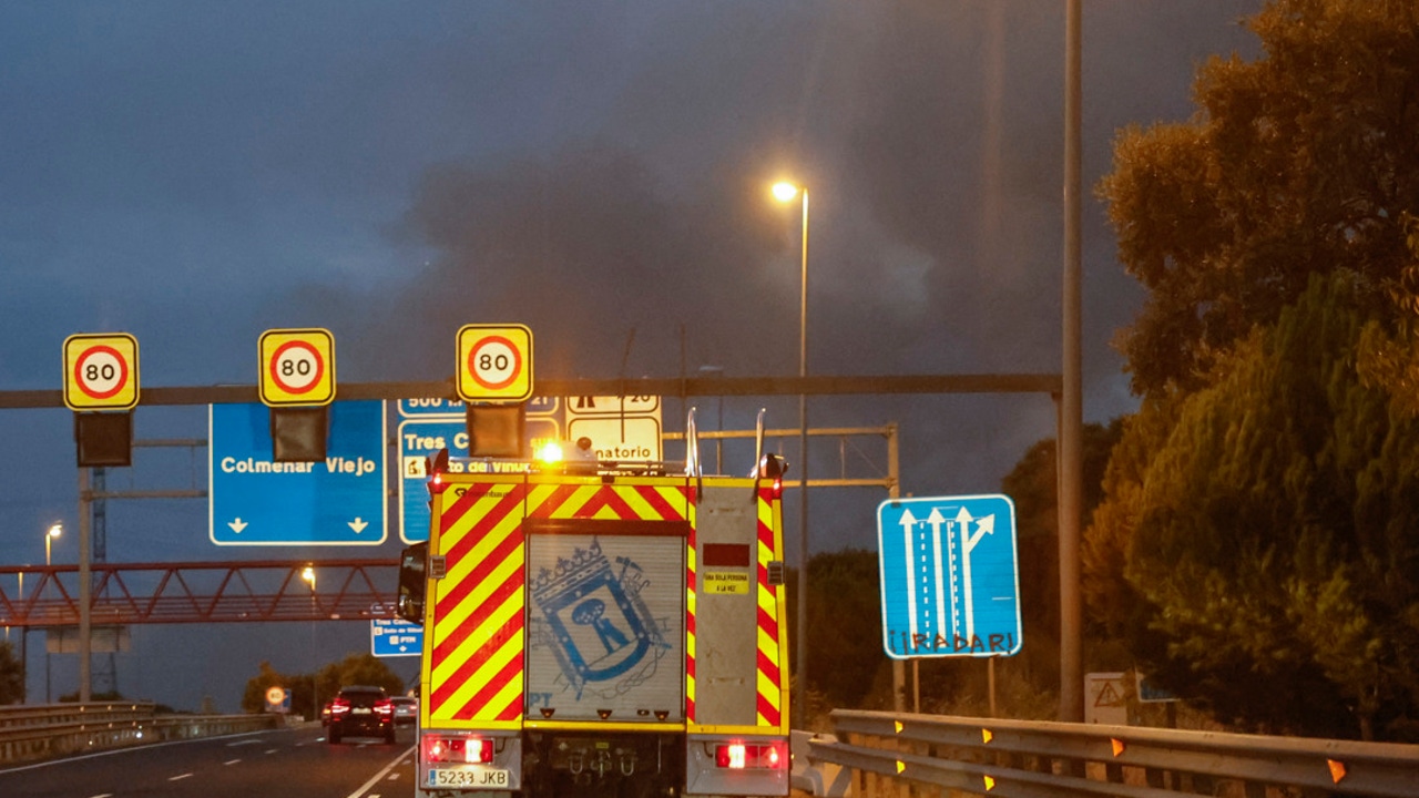 Última hora de los incendios en España, en directo: el fuego obliga a desalojar a más de 2.000 personas en Tarifa y la UME se suma a la extinción del incendio en Tres Cantos