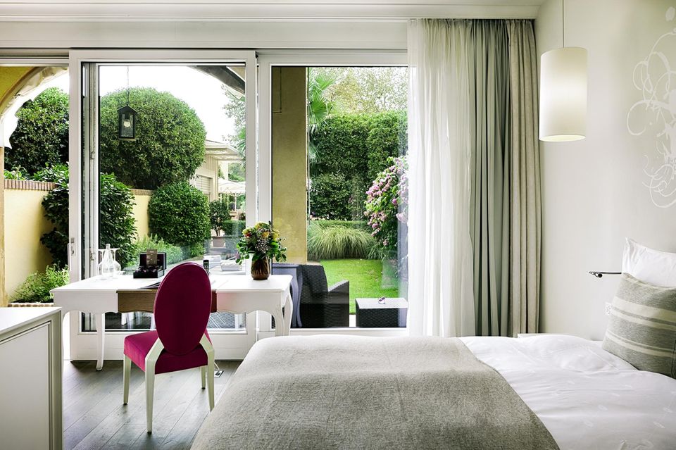 Die Junior-Suite bietet 52 Quadratmeter hell möblierten Wohnraum und eine eigene Terrasse