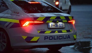 Pijan 25-letnik trčil v štiri policijska vozila