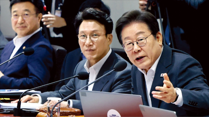 President Lee Jae-myung (right) and Prime Minister Kim Min-seok at the Cabinet meeting on July 29, 2025