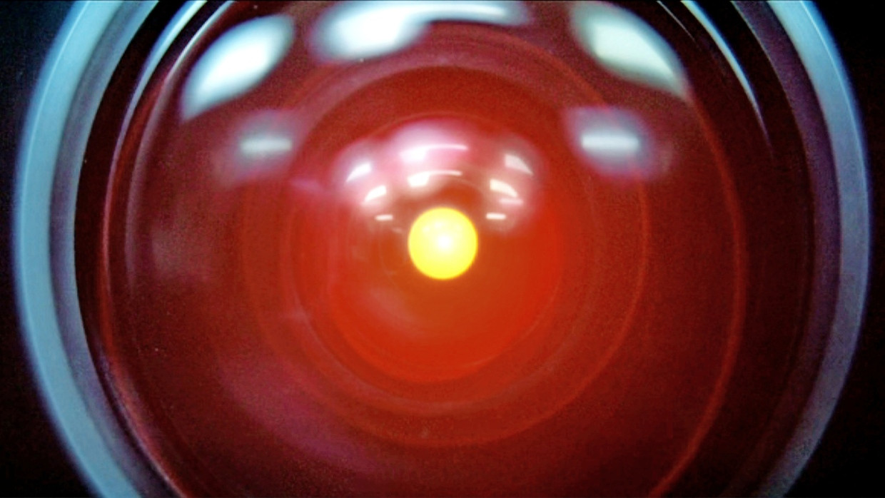 Kein Computer  der Serie 9000 hat jemals einen  Fehler gemacht  oder unklare Informationen  gegeben:  Im Film „2001  –  Odyssee im Weltraum“ von Stanley Kubrick zeigt die Künstliche  Intelligenz Hal 9000 Selbstbewusstsein,  bevor sie versagt.
